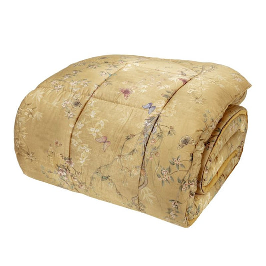 Trapunta Invernale matrimoniale Fazzini Pigmenti, in percalle e raso di puro cotone. I pigmenti estratti dalla natura restituiscono tonalità calme e avvolgenti, che rivelano trasparenze e affascinanti imperfezioni. Una delicata fioritura attira la bellezza effimera di farfalle e passerotti, che cinguettano nel silenzio dell'inverno. Variante ocra. Il lato superiore delle federe e la balza del lenzuolo di sopra sono in raso di cotone stampato. Il resto del completo è in tinta unita.