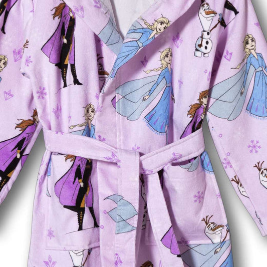 Accappatoio Frozen Cristalli in spugna di puro cotone. Simpatica fantasia della linea Caleffi Disney per bambina, con Elsa, Anna e Olaf su fondo rosa/glicine. L'accappatoio Frozen Cristalli è dotato di cappuccio e cintura ed è pratico, confortevole e altamente assorbente. 