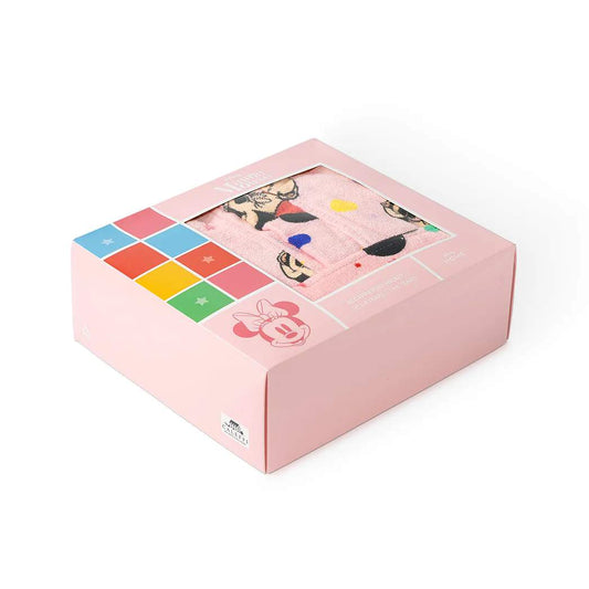 Accappatoio Caleffi Minnie Fiocco in spugna di puro cotone. Simpatica fantasia della linea Caleffi Disney per bambina, con vari ritratti di Minnie su fondo rosa. L'accappatoio Minnie Fiocco è dotato di cappuccio e cintura ed è pratico, confortevole e altamente assorbente