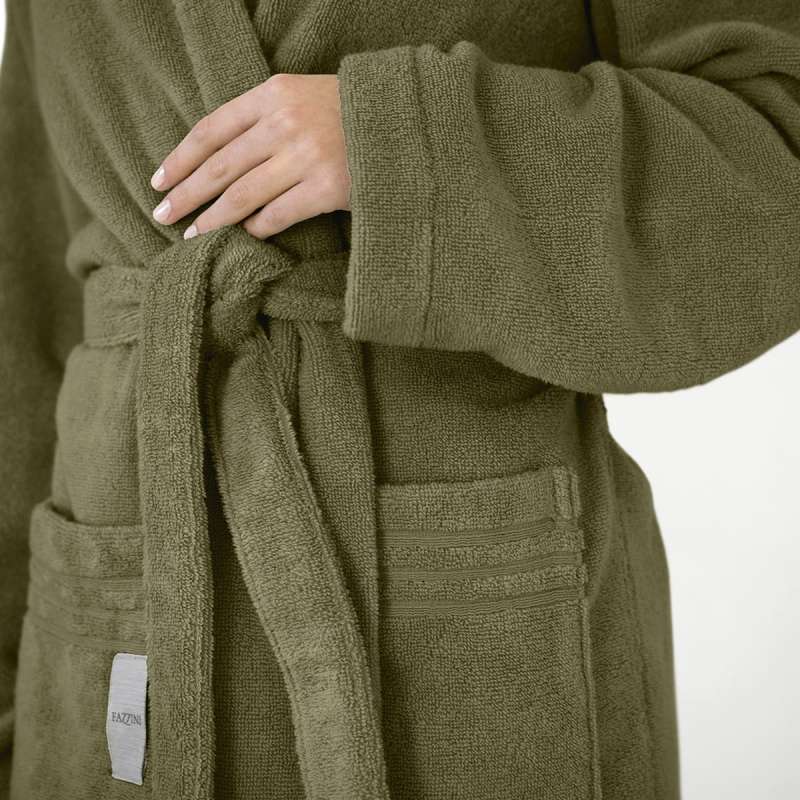 Accappatoio Coccola Fazzini in Spugna di cotone, con cappuccio. Colore cactus verde scuro.