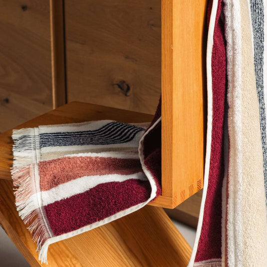 Coppia asciugamani Fazzini Gradazioni in spugna. fantasia a righe colore sandalo burgundy