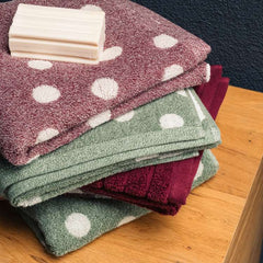 asciugamano con ospite pois fazzini, fantasia pois bordeaux e verde bosco