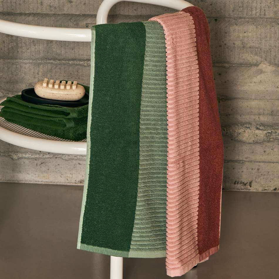 asciugamano viso con ospite fazzini dialogo. colore verde bosco e rosa/sandalo