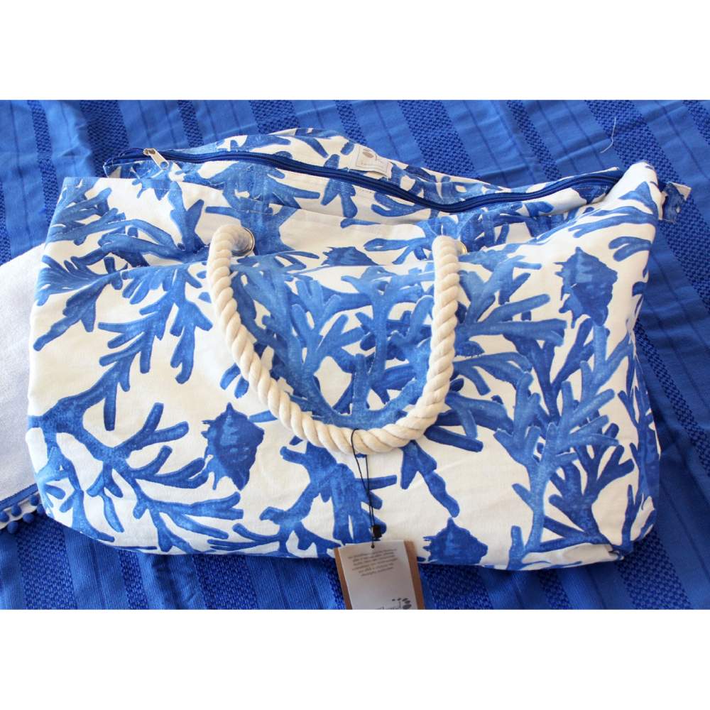 Uno stile unico anche in spiaggia, con la borsa mare Karakorum Janis in cotone.  Borsa mare in canvas, caratterizzata da una fantasia con coralli azzurri su fondo bianco. La borsa è dotata di manici lunghi in corda. Chiusura con cerniera.