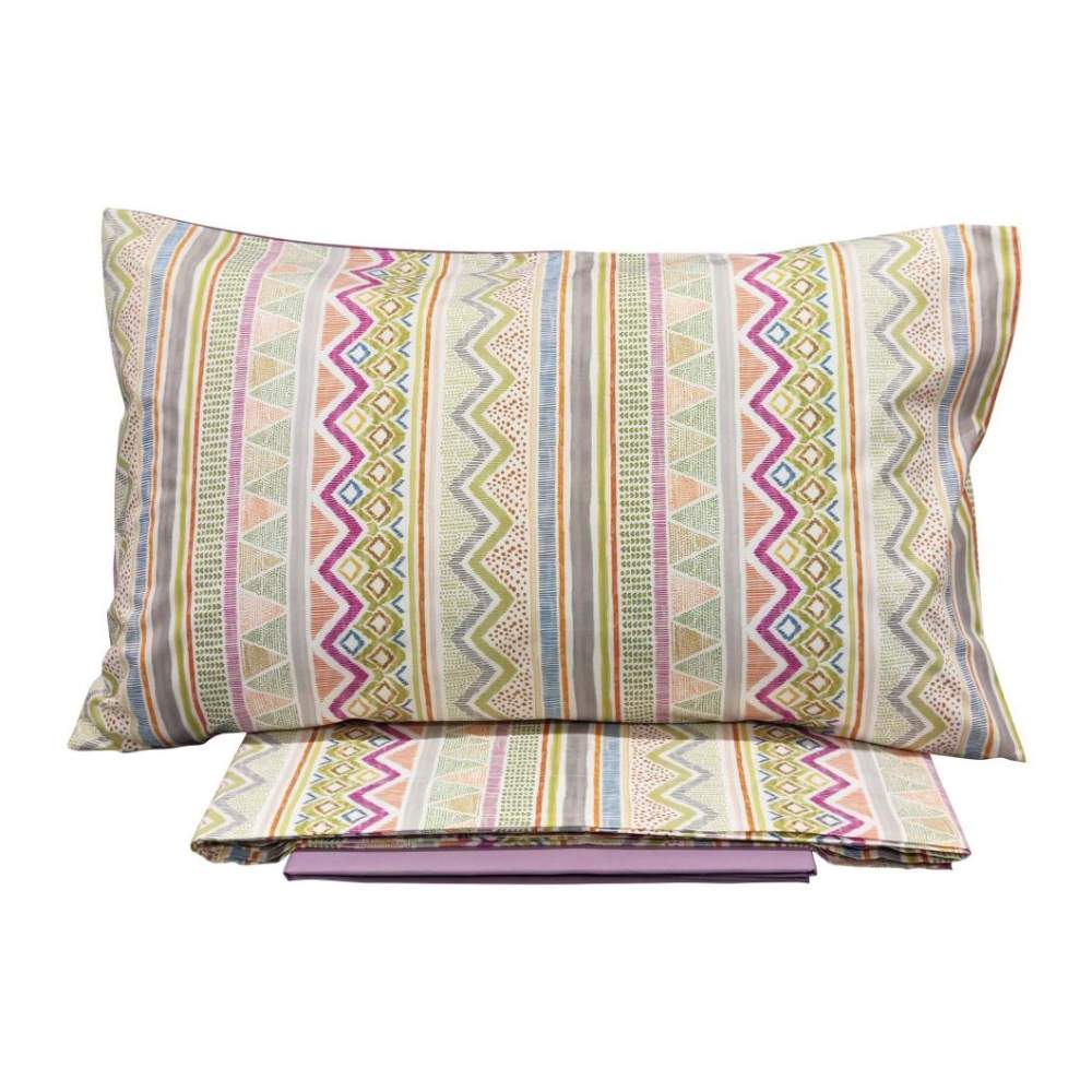 Completo lenzuola Fazzini Ande in percalle di puro cotone. Disponibile per letto singolo e piazza e mezza. Il completo lenzuola Ande è caratterizzato da un'allegra fantasia con righe di varie forme e colori. Variante di colore rosa giallo verde. La fantasia è presente sulle federe e sul lenzuolo di sopra. Il lenzuolo con angoli è in tinta unita color rosa.