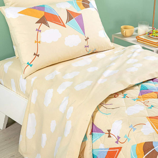 Completo lenzuola Caleffi Aquiloni in puro cotone. Disponibile nella misura per letto singolo e piazza e mezza.Il lenzuolo Aquiloni presenta una vivace fantasia con aquiloni colorati su fondo giallo. Ideale per bambini e ragazzi