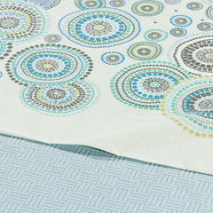 Completo lenzuola Caleffi Dea in puro cotone. Disponibile nella misura per letto singolo, piazza e mezza, piazza e mezza maxi (francese) e matrimoniale.Fantasia geometrica e dallo stile moderno colore azzurro verde. Dettaglio fantasia