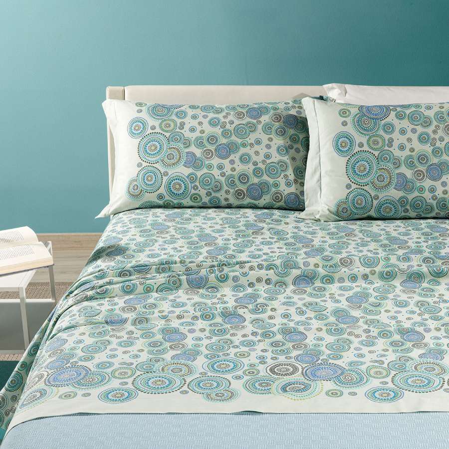 Completo lenzuola Caleffi Dea in puro cotone. Disponibile nella misura per letto singolo, piazza e mezza, piazza e mezza maxi (francese) e matrimoniale.Fantasia geometrica e dallo stile moderno colore azzurro verde.
