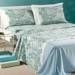 Completo lenzuola Caleffi Dea in puro cotone. Disponibile nella misura per letto singolo, piazza e mezza, piazza e mezza maxi (francese) e matrimoniale.Fantasia geometrica e dallo stile moderno colore azzurro verde.