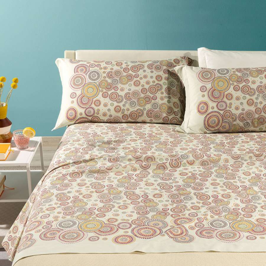 Completo lenzuola Caleffi Dea in puro cotone. Disponibile nella misura per letto singolo, piazza e mezza, piazza e mezza maxi (francese) e matrimoniale.Fantasia geometrica e dallo stile moderno colore giallo corallo.