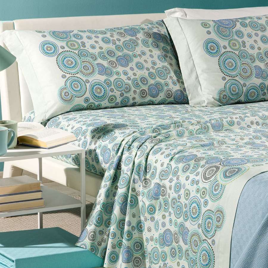 Completo lenzuola Caleffi Dea in puro cotone. Disponibile nella misura per letto singolo, piazza e mezza, piazza e mezza maxi (francese) e matrimoniale.Fantasia geometrica e dallo stile moderno colore azzurro verde.