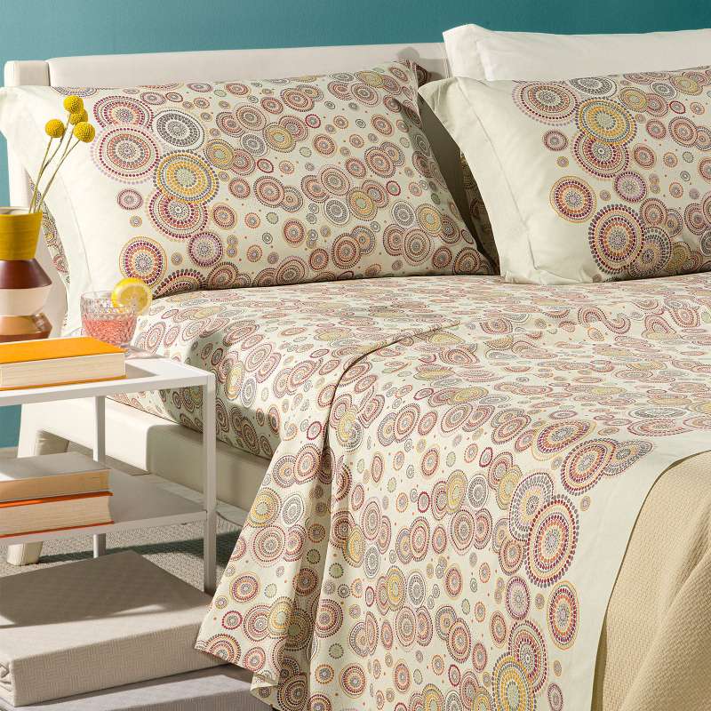 Completo lenzuola Caleffi Dea in puro cotone. Disponibile nella misura per letto singolo, piazza e mezza, piazza e mezza maxi (francese) e matrimoniale.Fantasia geometrica e dallo stile moderno colore giallo corallo.