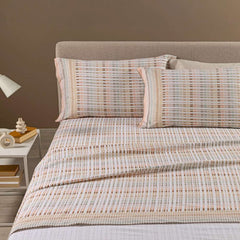 Completo lenzuola Caleffi Norvegia, in flanella di cotone. Fantasia geometrica che ricorda le trame dei tessuti nordici nei colori cipria, beige, rosa antico e tortora.
