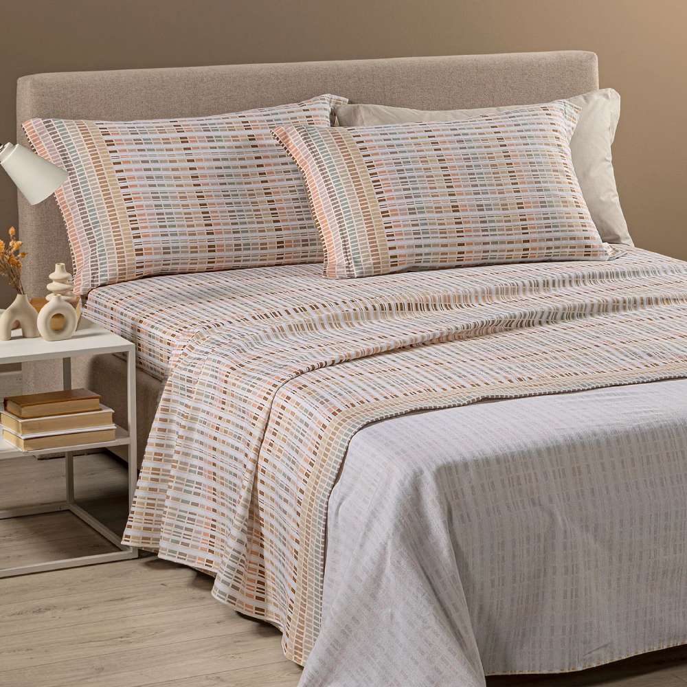 Completo lenzuola Caleffi Norvegia, in flanella di cotone. Fantasia geometrica che ricorda le trame dei tessuti nordici nei colori cipria, beige, rosa antico e tortora.
