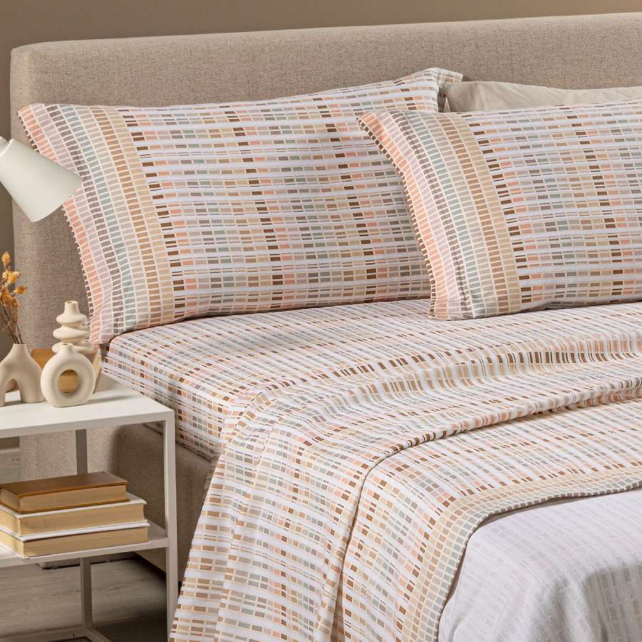 Completo lenzuola Caleffi Norvegia, in flanella di cotone. Fantasia geometrica che ricorda le trame dei tessuti nordici nei colori cipria, beige, rosa antico e tortora.