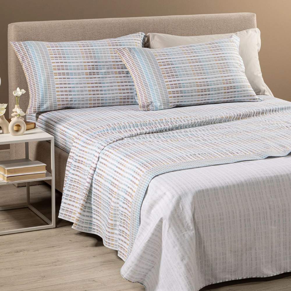 Completo lenzuola Caleffi Norvegia, in flanella di cotone. Fantasia geometrica che ricorda le trame dei tessuti nordici nei colori grigio, azzurro, tortora