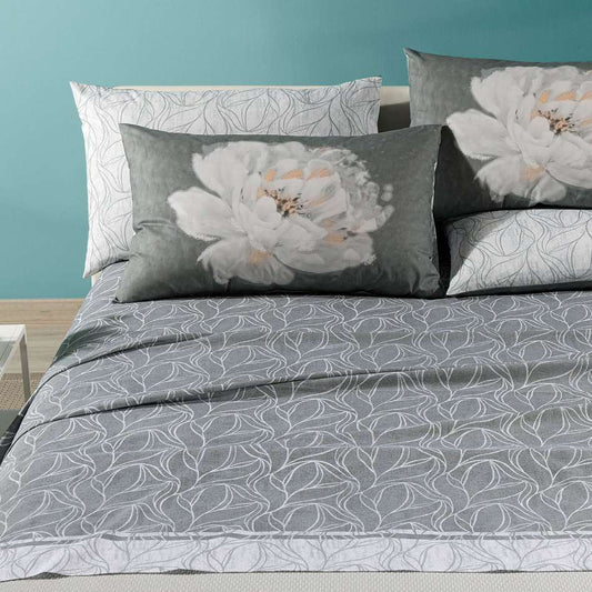 Completo lenzuola matrimoniale Caleffi Peony in puro cotone. Fantasia floreale moderna, colore grigio. Le federe double face sono stampate in digitale e ritraggono una grande peonia su fondo grigio scuro. Il resto del completo presenta una trama che è un mix tra motivo floreale e geometrico