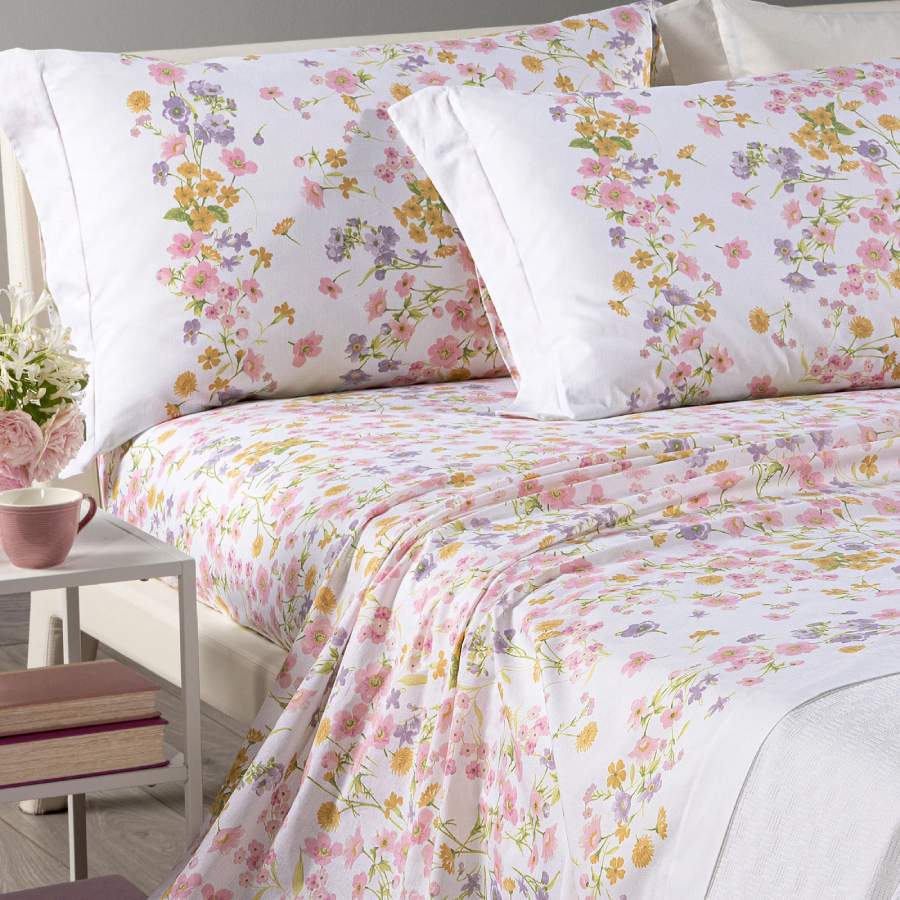 Completo lenzuola Caleffi Provenza in cotone. Fantasia con fiorellini rosa e ocra su fondo bianco.