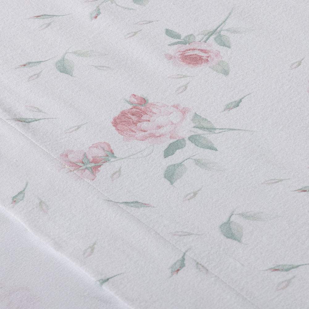 lenzuola Caleffi Rosa in flanella di cotone fantasia con fiori rosa su fondo bianco.