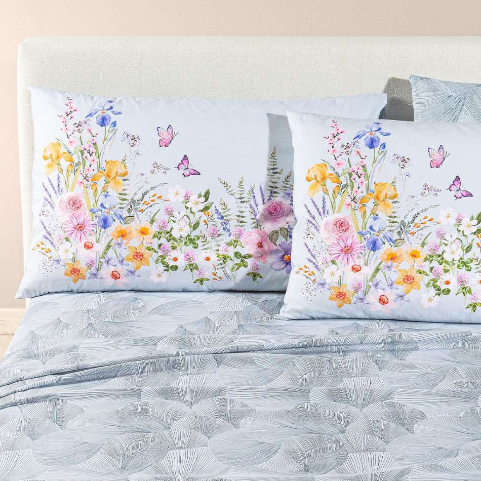 completo lenzuola caleffi yasmine. federe con fantasia a fiorellini arancio, rosa e blu. lenzuolo con foglie di ginkgo. variante grigio