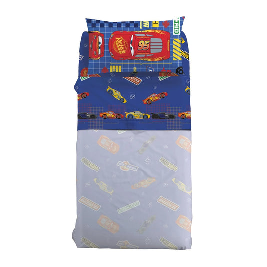 Completo lenzuola Caleffi Disney Cars Game, in puro cotone per letto singolo. Il completo lenzuola Cars Game presenta una moderna fantasia con le macchine del film Disney Cars su fondo blu. Ideale peri tuoi bambini e ragazzi.