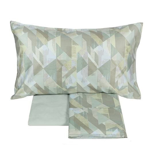 Lenzuolo copriletto matrimoniale Fazzini Symphonic, in percalle di puro cotone. Il completo lenzuola Symphonic presenta una moderna fantasia geometrica colore gray green (verde acqua). La fantasia è presente sulla faccia superiore delle federe e sul lenzuolo di sopra. Anche la balza del lenzuolo di sopra è stampata, essendo un lenzuolo copriletto. Il resto del completo è in percalle di cotone tinta unita verde acqua.