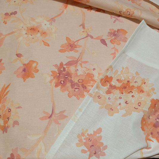 Lenzuolo copriletto Graciosa Gabel. Fantasia con fiori arancio su fondo rosa pesca e bianco.
