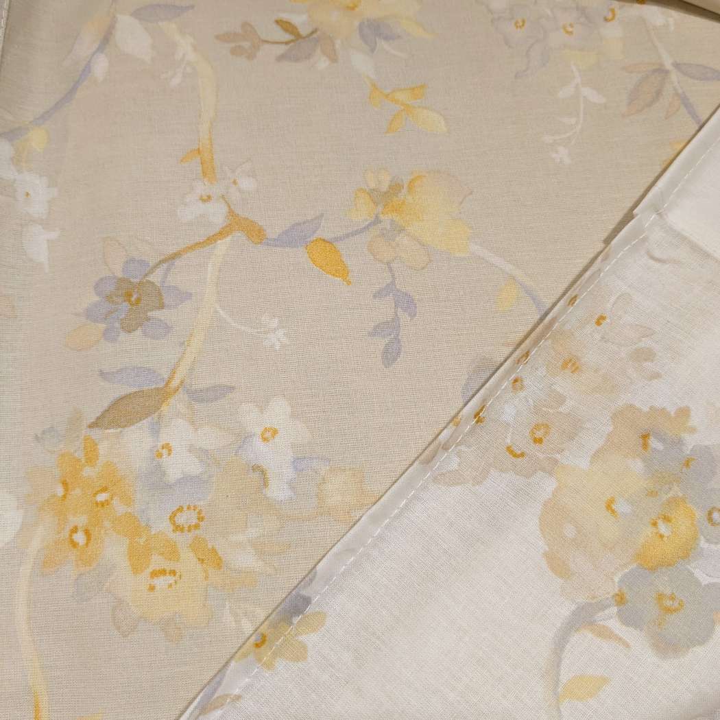 Lenzuolo copriletto Graciosa Gabel. Fantasia con fiori gialli su fondo beige tortora.
