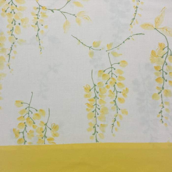 Lenzuolo Copriletto matrimoniale Sophie, in freschissimo percalle di puro cotone. Realizzato in Italia da Somma. Il completo lenzuola Sophie è caratterizzato da una delicata fantasia floreale nella variante giallo limonata. La stampa è presente sulle federe e sul lenzuolo superiore, compresa la balza. Il lenzuolo con angoli è in falso unito color verde chiaro