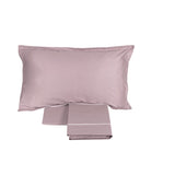 Completo lenzuola matrimoniale Fazzini Deal, in raso di puro cotone tinta unita. Colore di fondo rosa, bordi bianchi