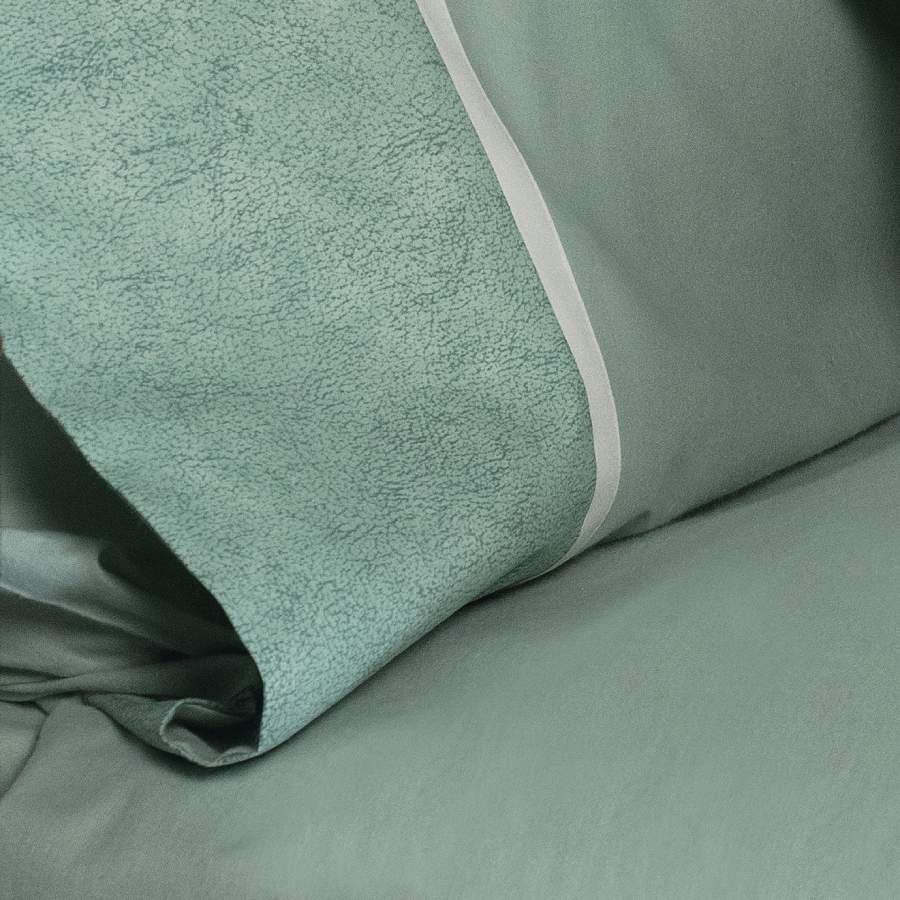 completo lenzuola in flanella fazzini Galuchat. Tinta unita con bordi fantasia stile Borbonese. Colore verde acqua