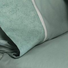 completo lenzuola in flanella fazzini Galuchat. Tinta unita con bordi fantasia stile Borbonese. Colore verde acqua