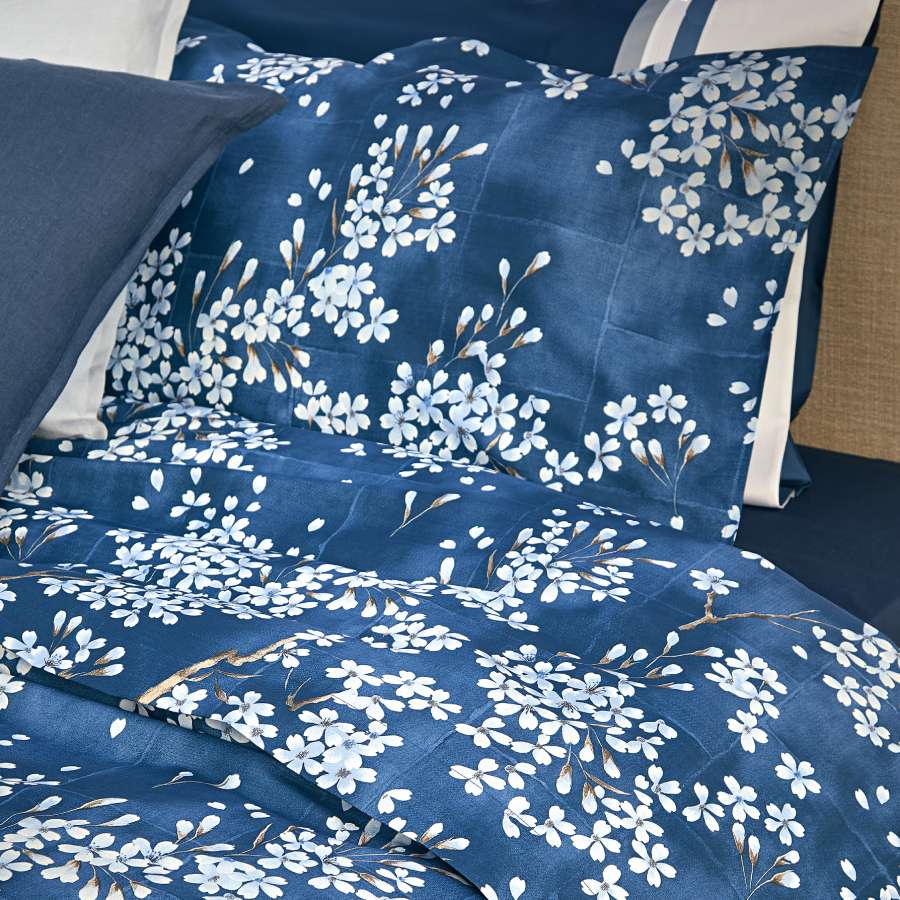 completo lenzuola fazzini kimono fantasia fiori bianchi su fondo blu 