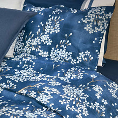 completo lenzuola fazzini kimono fantasia fiori bianchi su fondo blu 