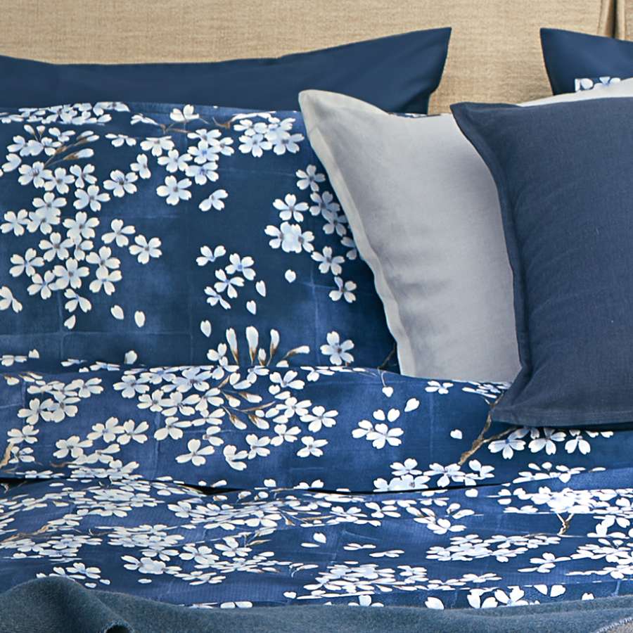completo lenzuola fazzini kimono fantasia fiori bianchi su fondo blu 
