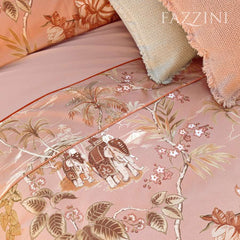 Completo lenzuola matrimoniale Fazzini Oriental Dream, in pregiato percalle e raso di puro cotone. Nella collezione Oriental Dream, Fazzini attinge da un mondo seducente ed esotico, creando una romantica fantasia floreale. I colori leggermente soffusi e rarefatti rivelano una meravigliosa natura incontaminata che decora le federe e la balza del lenzuolo. Colore rosa. Le federe e la balza del lenzuolo di sopra sono in raso di puro cotone. Il resto del completo è in percalle di cotone tinta unita.