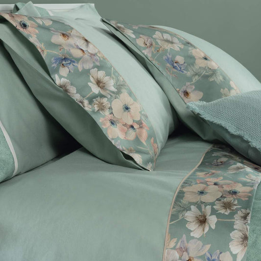 Completo lenzuola matrimoniale Fazzini Orticola, in flanella di cotone.
Romantica fantasia floreale colore celadon verde acqua