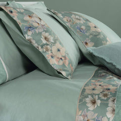 Completo lenzuola matrimoniale Fazzini Orticola, in flanella di cotone.
Romantica fantasia floreale colore celadon verde acqua