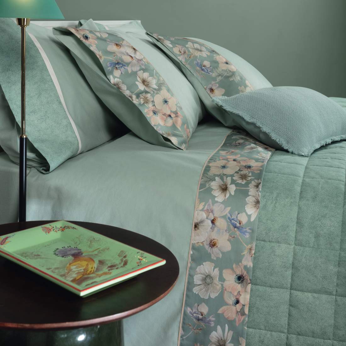 Completo lenzuola matrimoniale Fazzini Orticola, in flanella di cotone.
Romantica fantasia floreale colore celadon verde acqua