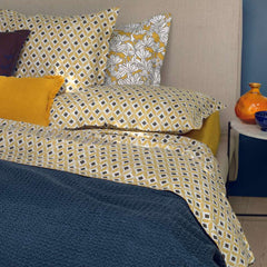 Completo lenzuola Fazzini Path, in puro cotone di ottima qualità. Disponibile nella misura per letto singolo, piazza e mezza e matrimoniale. Il completo lenzuola Path è caratterizzato da un'allegra fantasia geometrica colore giallo ocra. Il lenzuolo con angoli è in tinta unita.