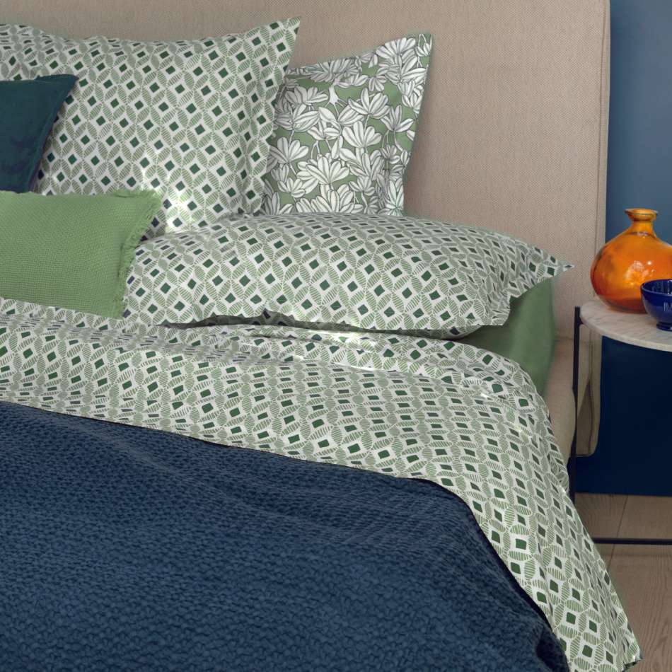 Completo lenzuola Fazzini Path, in puro cotone di ottima qualità. Disponibile nella misura per letto singolo, piazza e mezza e matrimoniale. Il completo lenzuola Path è caratterizzato da un'allegra fantasia geometrica colore verde. Il lenzuolo con angoli è in tinta unita.