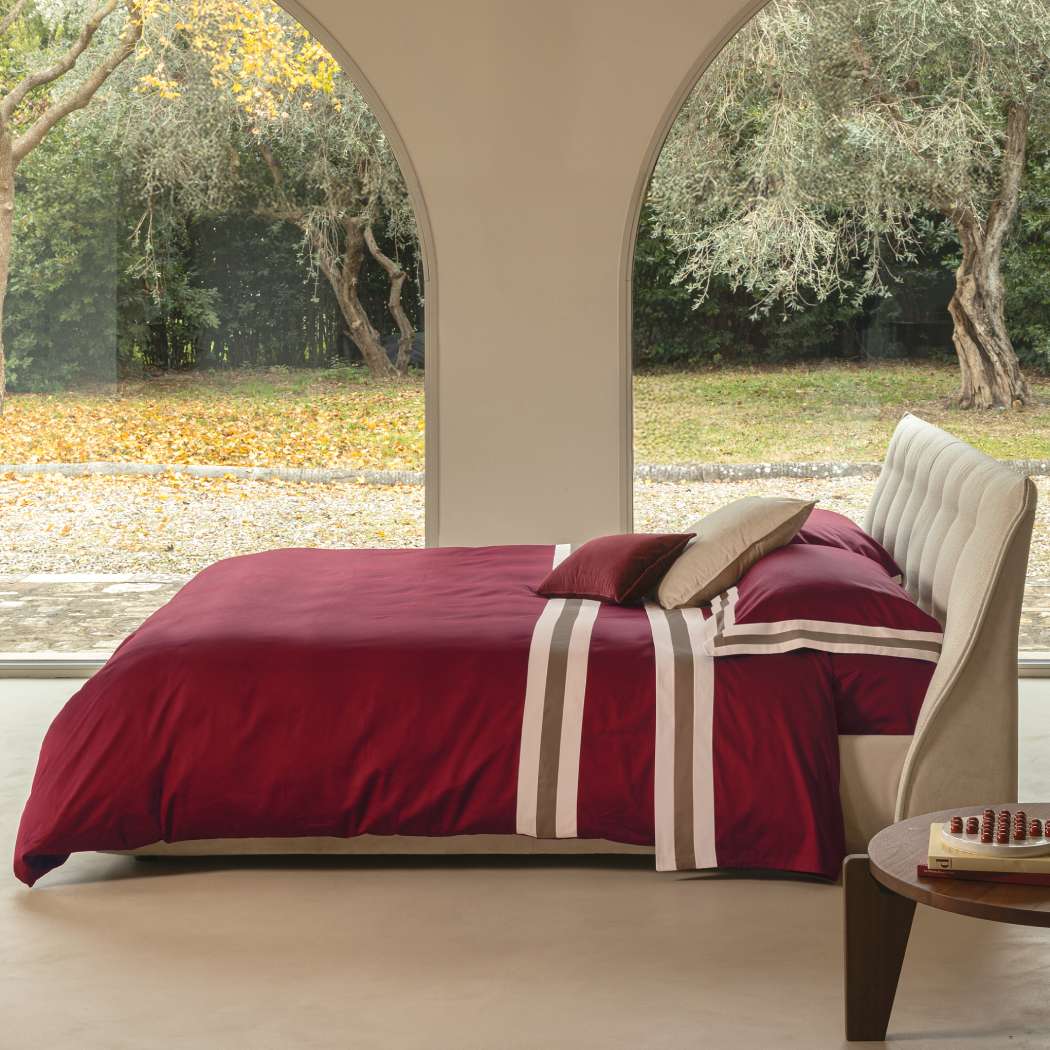 Completo lenzuola sentieri Fazzini matrimoniale burgundy. lenzuolo tinta unita bordeaux con balza a contrasto.