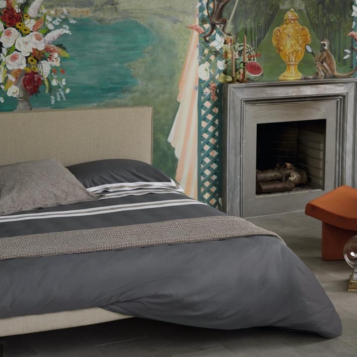 Completo lenzuola sentieri Fazzini matrimoniale grigio-sasso. lenzuolo tinta unita antracite con balza a contrasto.