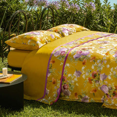 Completo lenzuola matrimoniale Fazzini Summer, in percalle e raso di puro cotone.  La fantasia Summer è ispirata dalla bellezza del garofano. Il disegno romantico e vivido dei fiori decora le federe e la balza superiore del lenzuolo di sopra, entrambe in raso di cotone. Colore giallo ocra. La fantasia è presente sulla faccia superiore delle federe e sulla balza del lenzuolo di sopra, entrambe in raso di cotone. Il resto del completo è in percalle tinta unita ocra.