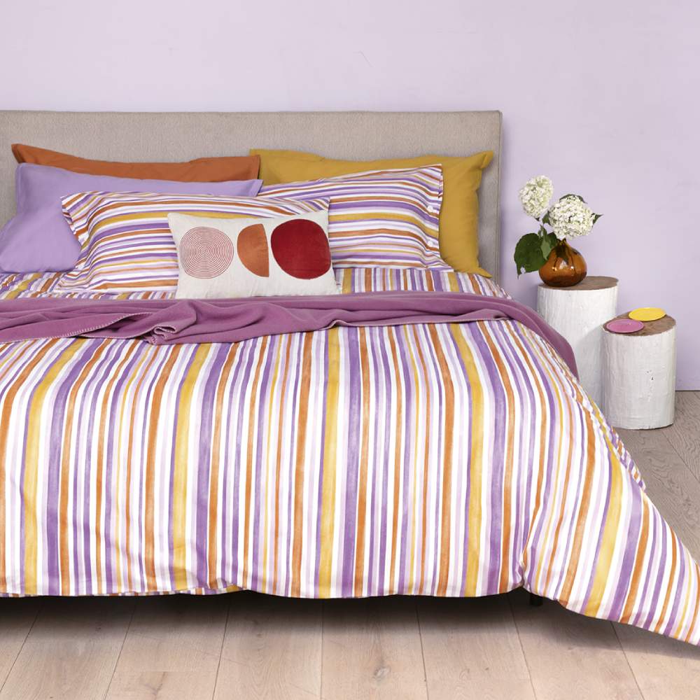 Completo lenzuola Fazzini Tobago, in puro cotone di ottima qualità. Disponibile nella misura per letto singolo, piazza e mezza e matrimoniale.  Il completo lenzuola Tobago è caratterizzato da una vivace fantasia a righe multicolore, giallo, arancio, rosa.. Il lenzuolo con angoli è in tinta unita.