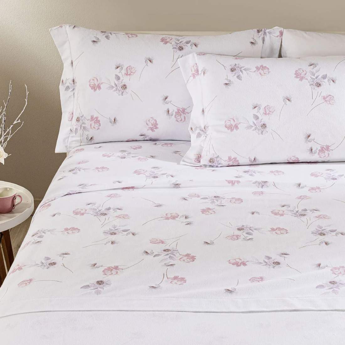 Completo lenzuola Caleffi Flores, in flanella di puro cotone. Fantasia con fiori rosa su fondo chiaro.  Disponibile nella misura per letto singolo, piazza e mezza e matrimoniale maxi.