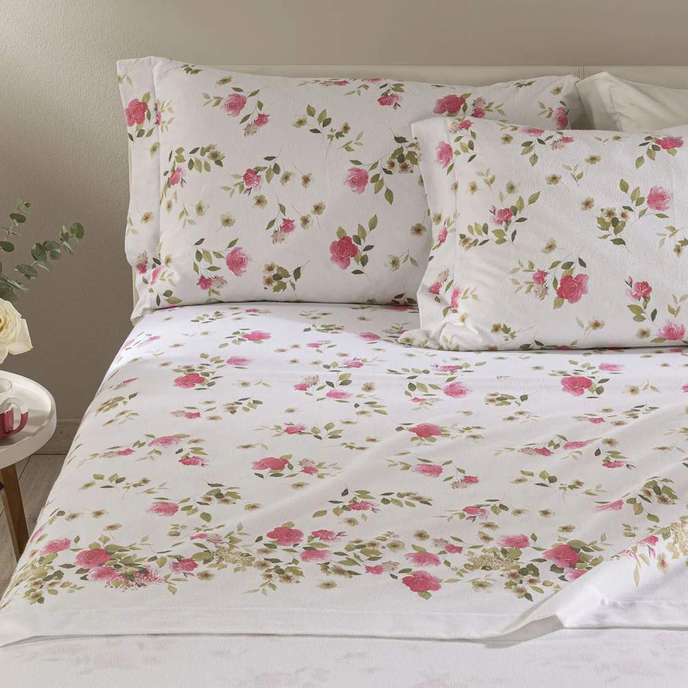 Completo lenzuola Caleffi Roseto in flanella di puro cotone, misura matrimoniale maxi. Le lenzuola in flanella Roseto presentano una delicata fantasia floreale con fiori corallo su fondo chiaro.