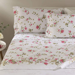 Completo lenzuola Caleffi Roseto in flanella di puro cotone, misura matrimoniale maxi. Le lenzuola in flanella Roseto presentano una delicata fantasia floreale con fiori corallo su fondo chiaro.