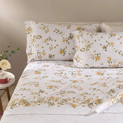 Completo lenzuola Caleffi Roseto in flanella di puro cotone, misura matrimoniale maxi.  Le lenzuola in flanella Roseto presentano una delicata fantasia floreale con fiori ocra su fondo chiaro. 