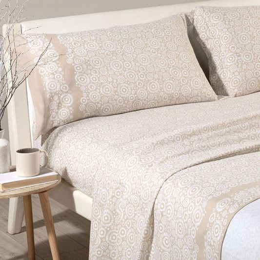 Completo lenzuola Caleffi Aries, in flanella di puro cotone. Misura matrimoniale maxi.Fantasia moderna dai toni caldi, con forme geometriche bianche su fondo beige/tortora. Variante naturale